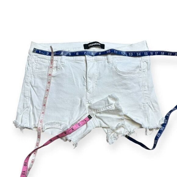 Express Women's White Mid Rise Stretch Raw Hem Distressed Shorts Size 8 - Picture 5 of 5